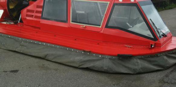 Красный катер с воздушной подушкой