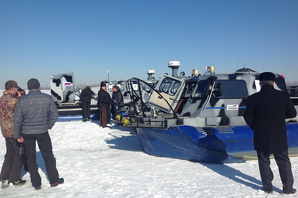 Три СВП Хивус на льду в окружении посетителей регаты и журналистов